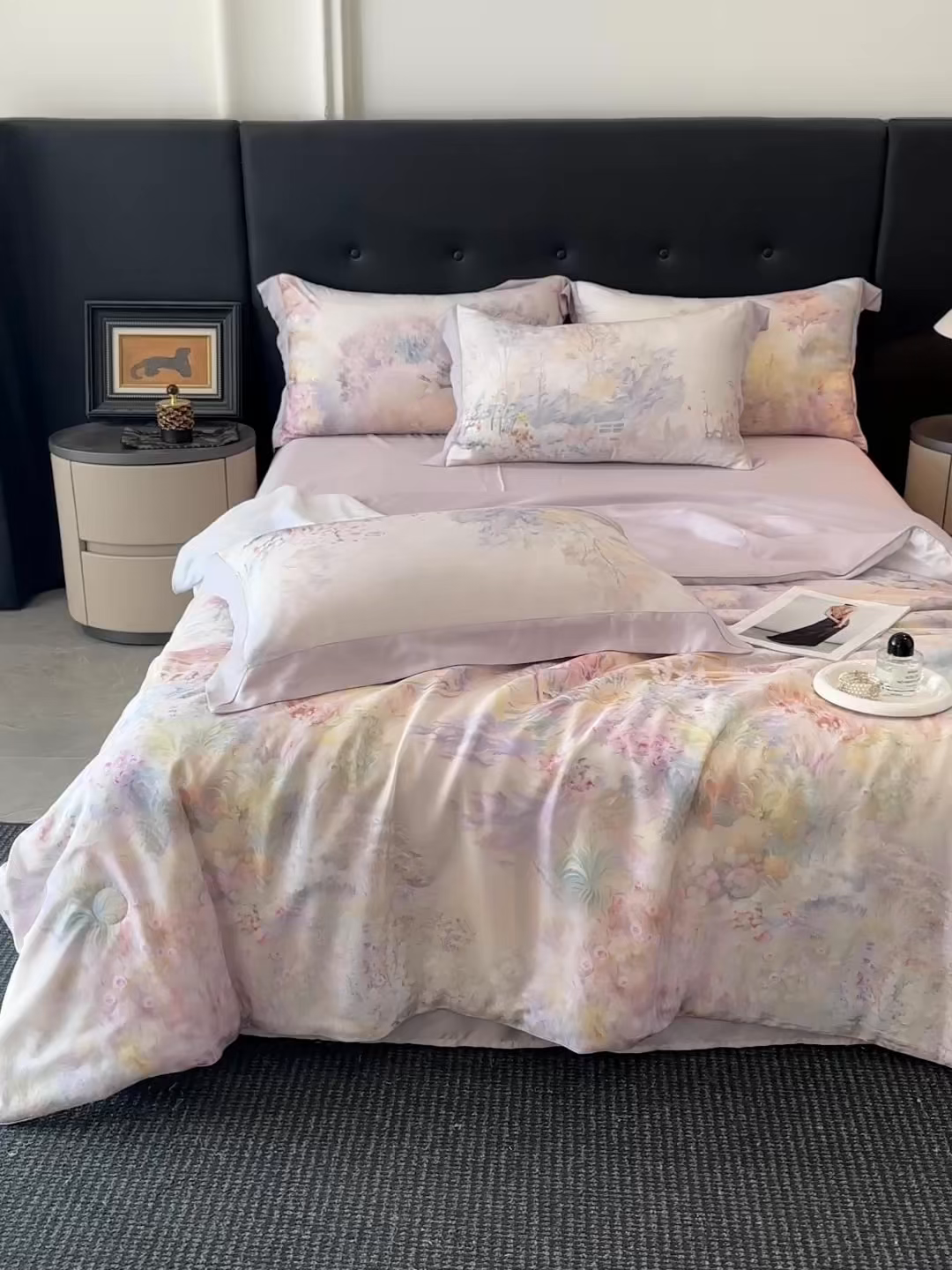 91家纺网 家纺一手货源 找家纺 慕晨 2026新款大宽边高级简奢款凉感天丝莱赛尔数码印花丝滑丝绸四件套直播热款 山野间