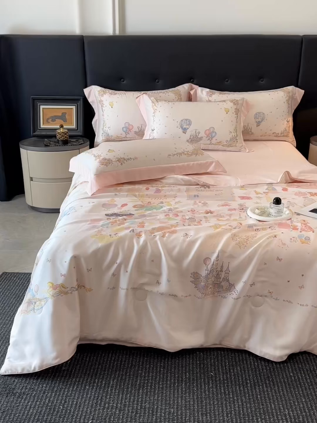 91家纺网 家纺一手货源 找家纺 慕晨 2026新款大宽边天丝莱赛尔数码印花夏被四件套高级简奢款丝滑丝绸直播热款 童梦