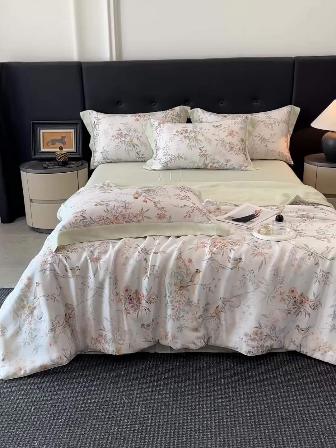 91家纺网 家纺一手货源 找家纺 慕晨 2026新款大宽边高级简奢款凉感天丝莱赛尔数码印花丝滑丝绸四件套直播热款 雾屿