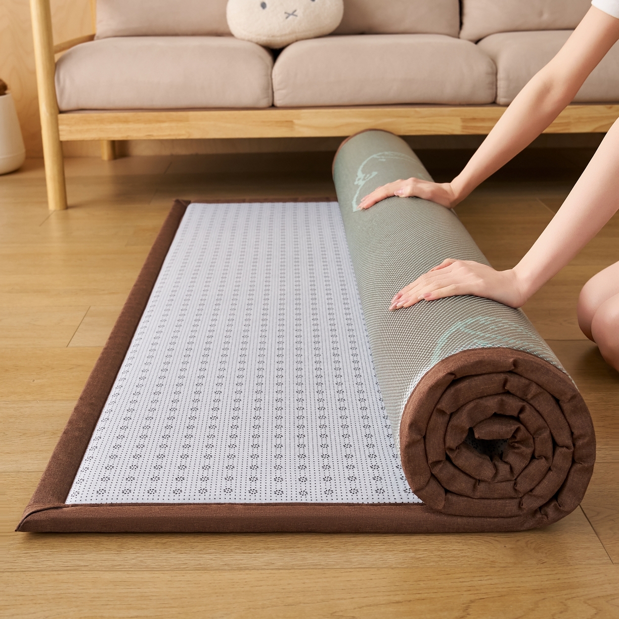 91家纺网 家纺一手货源 找家纺 鹿辉家居（原吉欧力） 2026新款多功能凉感冰藤床垫藤席地垫-地铺席 卡皮巴拉灰