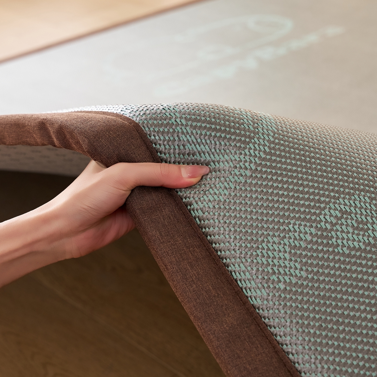 91家纺网 家纺一手货源 找家纺 鹿辉家居（原吉欧力） 2026新款多功能凉感冰藤床垫藤席地垫-地铺席 卡皮巴拉灰