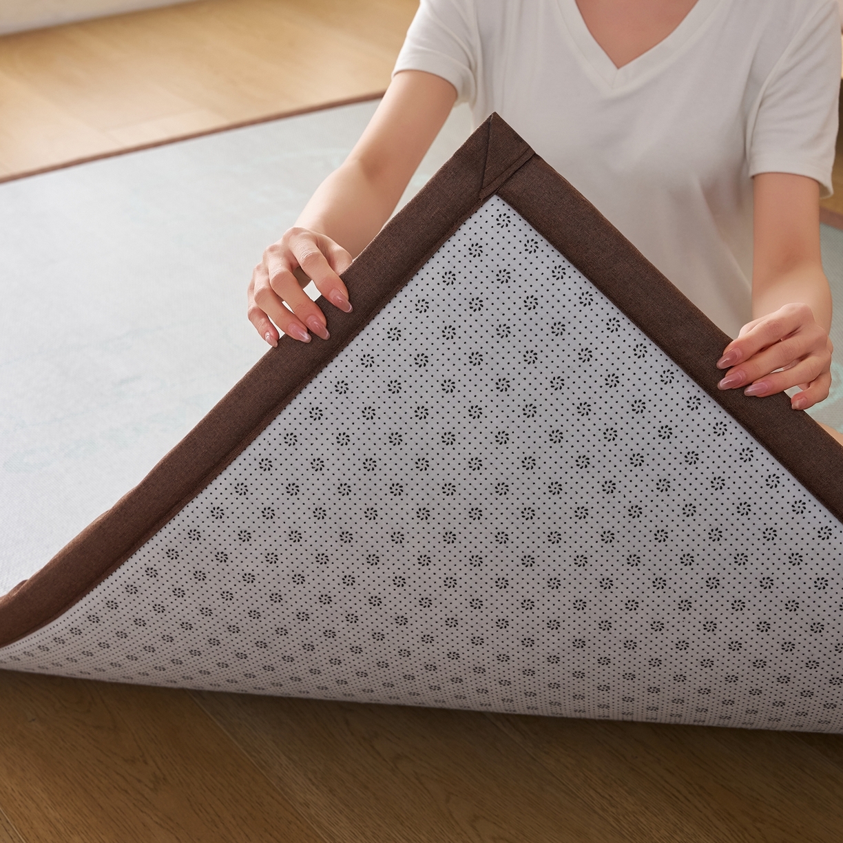 91家纺网 家纺一手货源 找家纺 鹿辉家居（原吉欧力） 2026新款多功能凉感冰藤床垫藤席地垫-地铺席 卡皮巴拉灰