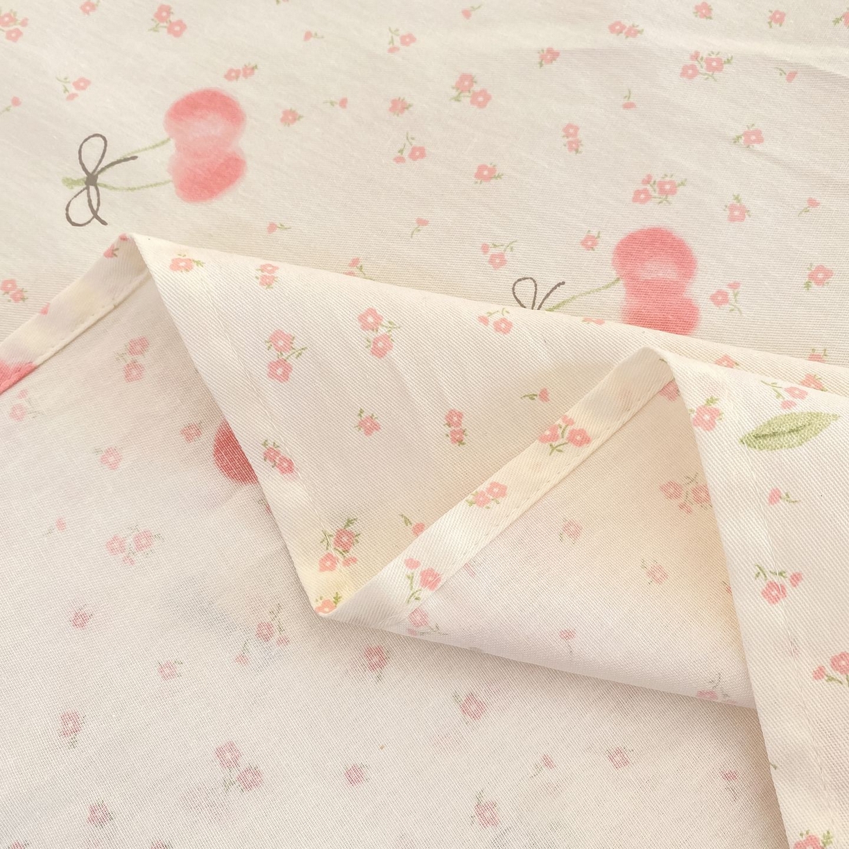 91家纺网 家纺一手货源 找家纺 女子家纺 2026新款全棉印花小清新系列-单床单 樱桃甜宠