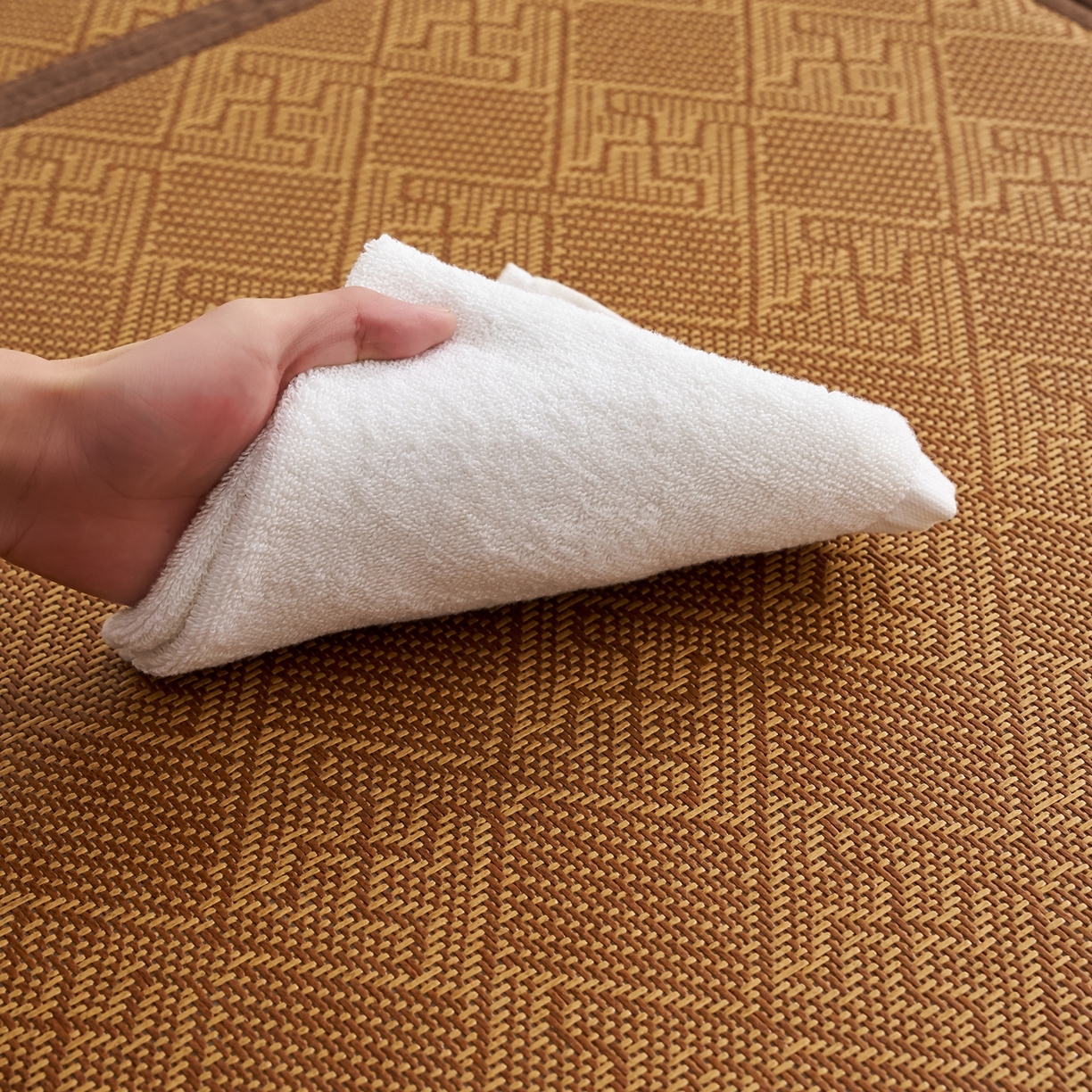 91家纺网 家纺一手货源 找家纺 鹿辉家居（原吉欧力） 2026新款多功能凉感冰藤床垫藤席地垫-九宫格 经典回纹