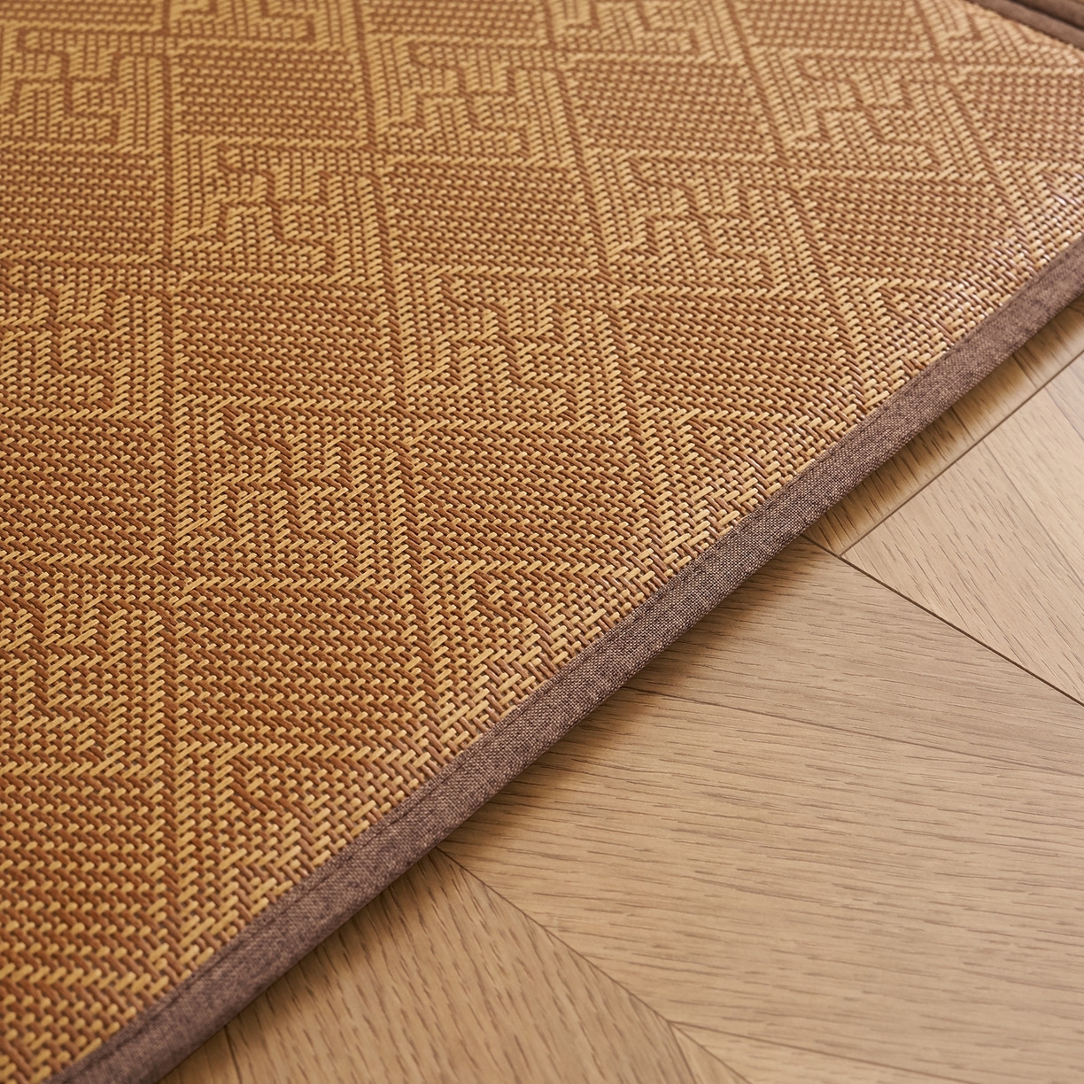 91家纺网 家纺一手货源 找家纺 鹿辉家居（原吉欧力） 2026新款多功能凉感冰藤床垫藤席地垫-九宫格 经典回纹