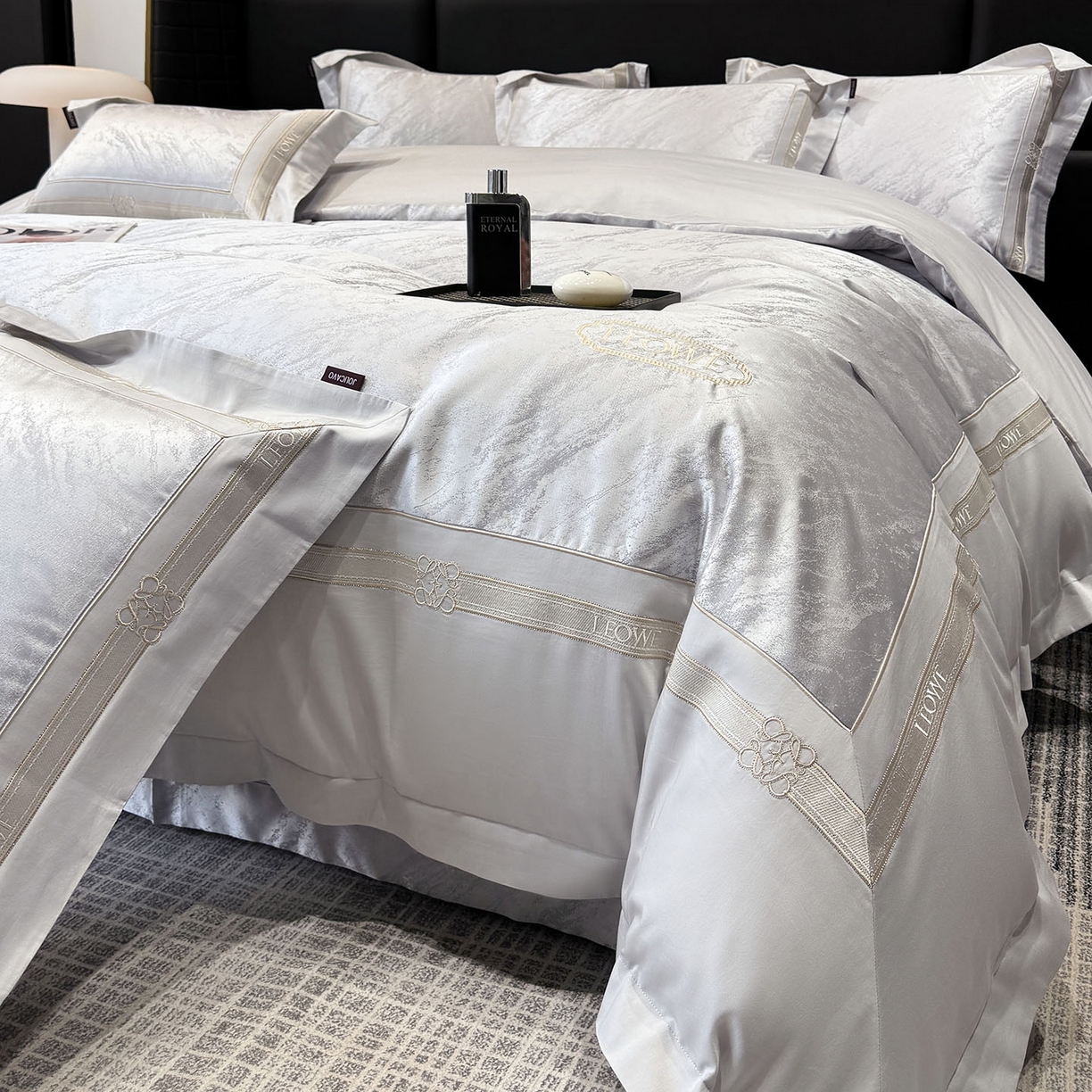 91家纺网 家纺一手货源 找家纺 爱妮菲家纺 2026春夏新品高端A类贡缎提花长绒棉纯棉四件套100全棉提花被套床单床笠高级感床上用品-慕笙 慕笙-蒂奥银