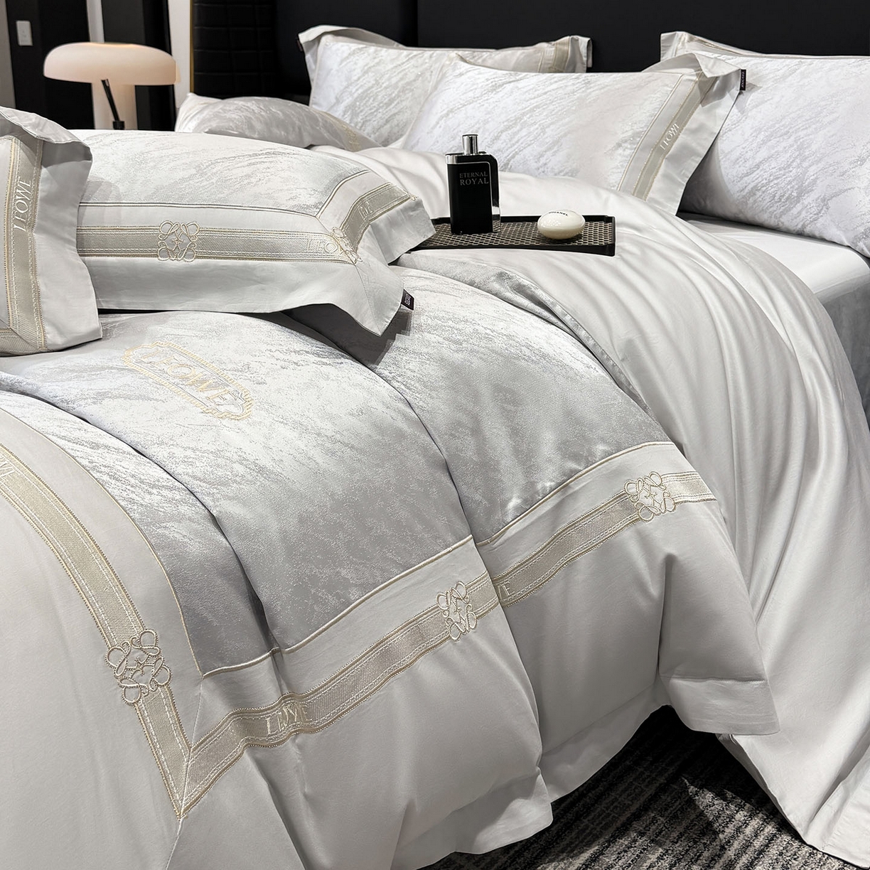 91家纺网 家纺一手货源 找家纺 爱妮菲家纺 2026春夏新品高端A类贡缎提花长绒棉纯棉四件套100全棉提花被套床单床笠高级感床上用品-慕笙 慕笙-蒂奥银