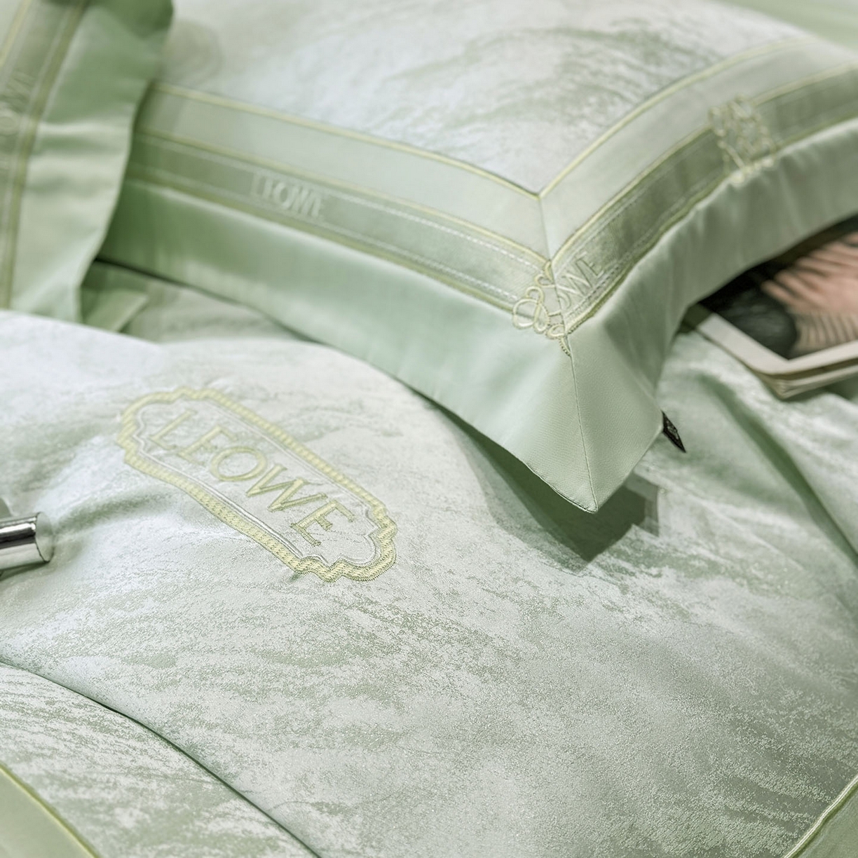 91家纺网 家纺一手货源 找家纺 爱妮菲家纺 2026春夏新品高端A类贡缎提花长绒棉纯棉四件套100全棉提花被套床单床笠高级感床上用品-慕笙 慕笙-浅松绿