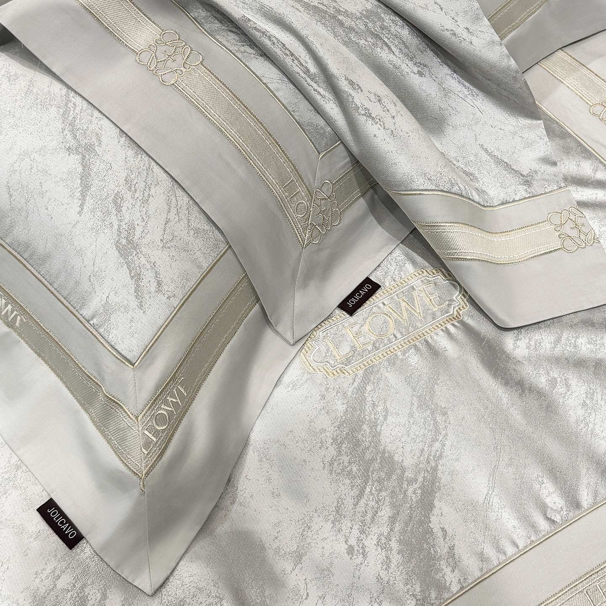 91家纺网 家纺一手货源 找家纺 爱妮菲家纺 2026春夏新品高端A类贡缎提花长绒棉纯棉四件套100全棉提花被套床单床笠高级感床上用品-慕笙 慕笙-蒂奥银