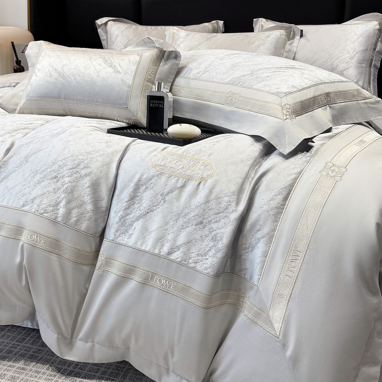 91家纺网 家纺一手货源 找家纺 爱妮菲家纺 2026春夏新品高端A类贡缎提花长绒棉纯棉四件套100全棉提花被套床单床笠高级感床上用品-慕笙 慕笙-蒂奥银