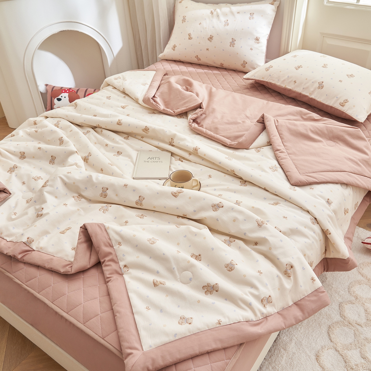 91家纺网 家纺一手货源 找家纺 吾诺家居 吾诺 2026新款 12868全棉印花棉花夏被四件套 全棉夏被四件套新疆棉花被 - 经典系列 奶棕小熊