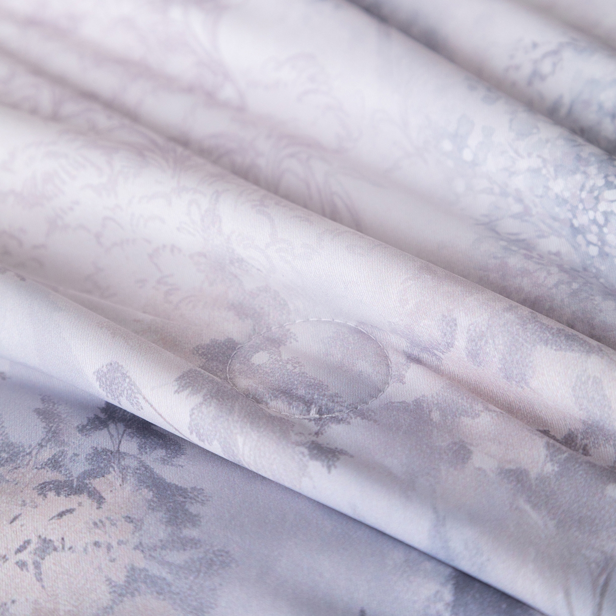 91家纺网 家纺一手货源 找家纺 亿莱鑫 2026新款数码印花凉感丝夏被 林中城堡