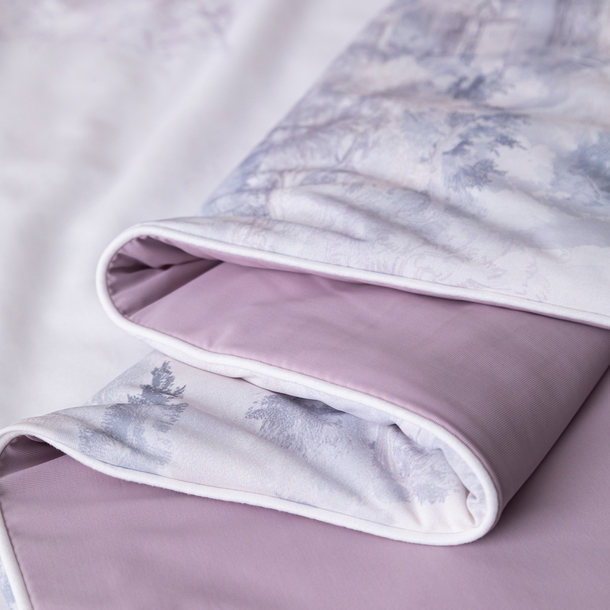 91家纺网 家纺一手货源 找家纺 亿莱鑫 2026新款数码印花凉感丝夏被 林中城堡