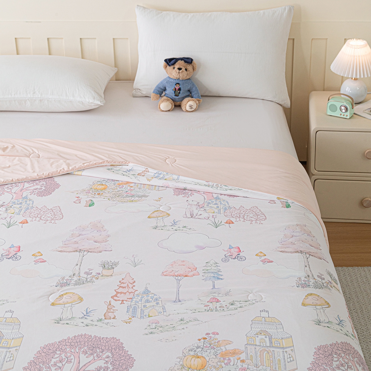 91家纺网 家纺一手货源 找家纺 亿莱鑫 2026新款数码印花凉感丝夏被 梦幻世界-粉