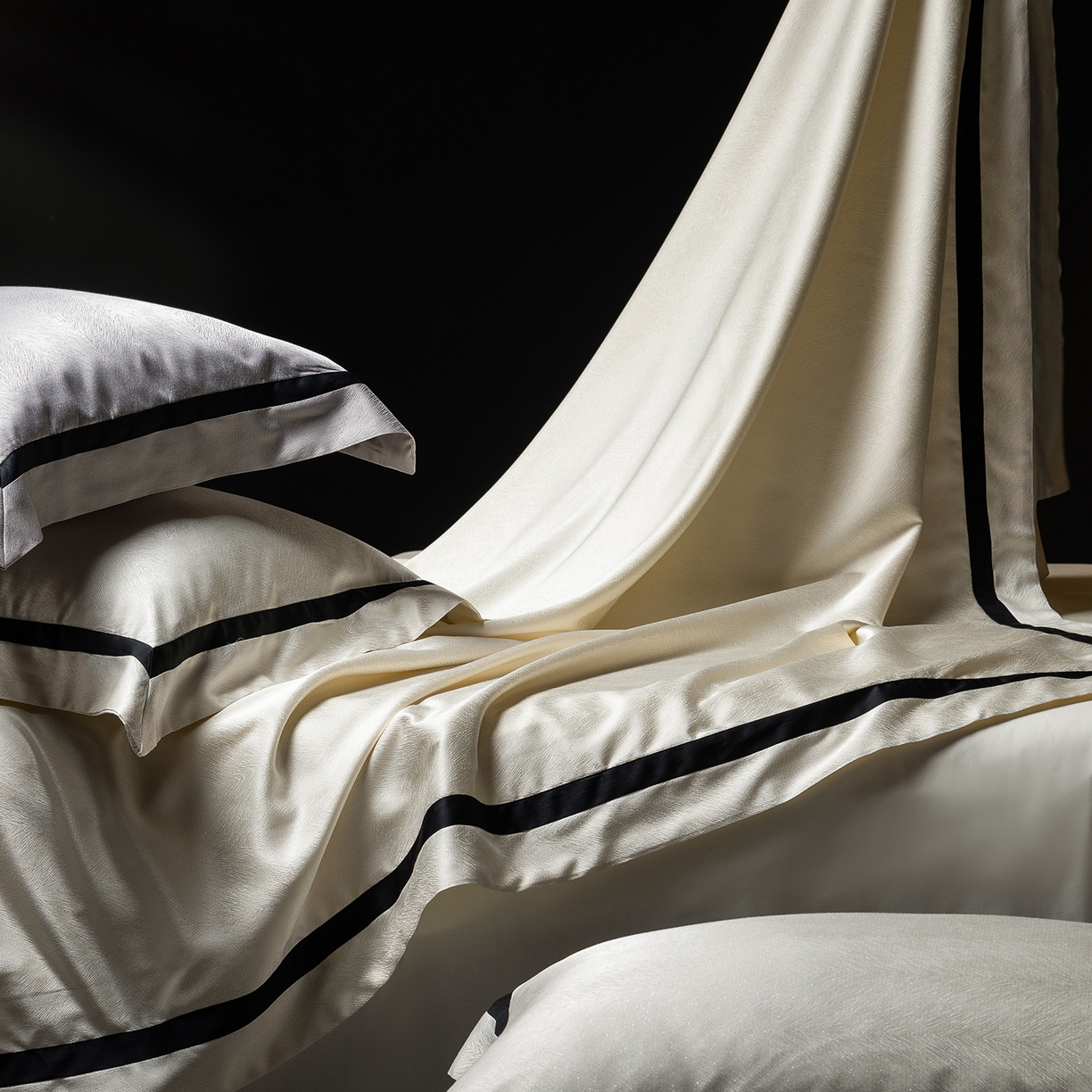 91家纺网 家纺一手货源 找家纺 （总）初拾 2026新款“老钱风”高精密金银丝轻奢极简四件套-玛丽亚