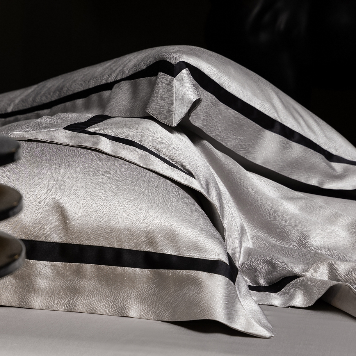 91家纺网 家纺一手货源 找家纺 初拾 2026新款“老钱风”高精密金银丝轻奢极简四件套-玛丽亚 玛丽亚-星河灰