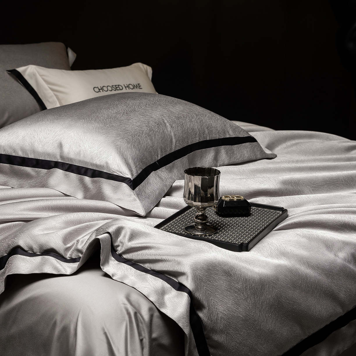 91家纺网 家纺一手货源 找家纺 初拾 2026新款“老钱风”高精密金银丝轻奢极简四件套-玛丽亚 玛丽亚-星河灰