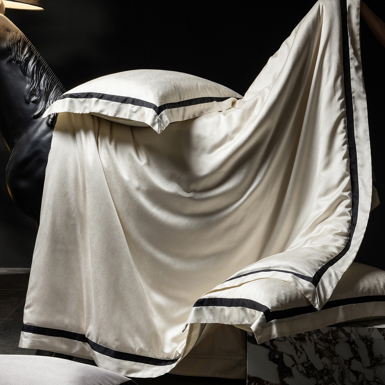 91家纺网 家纺一手货源 找家纺 初拾 2026新款“老钱风”高精密金银丝轻奢极简四件套-玛丽亚 玛丽亚-玉脂白