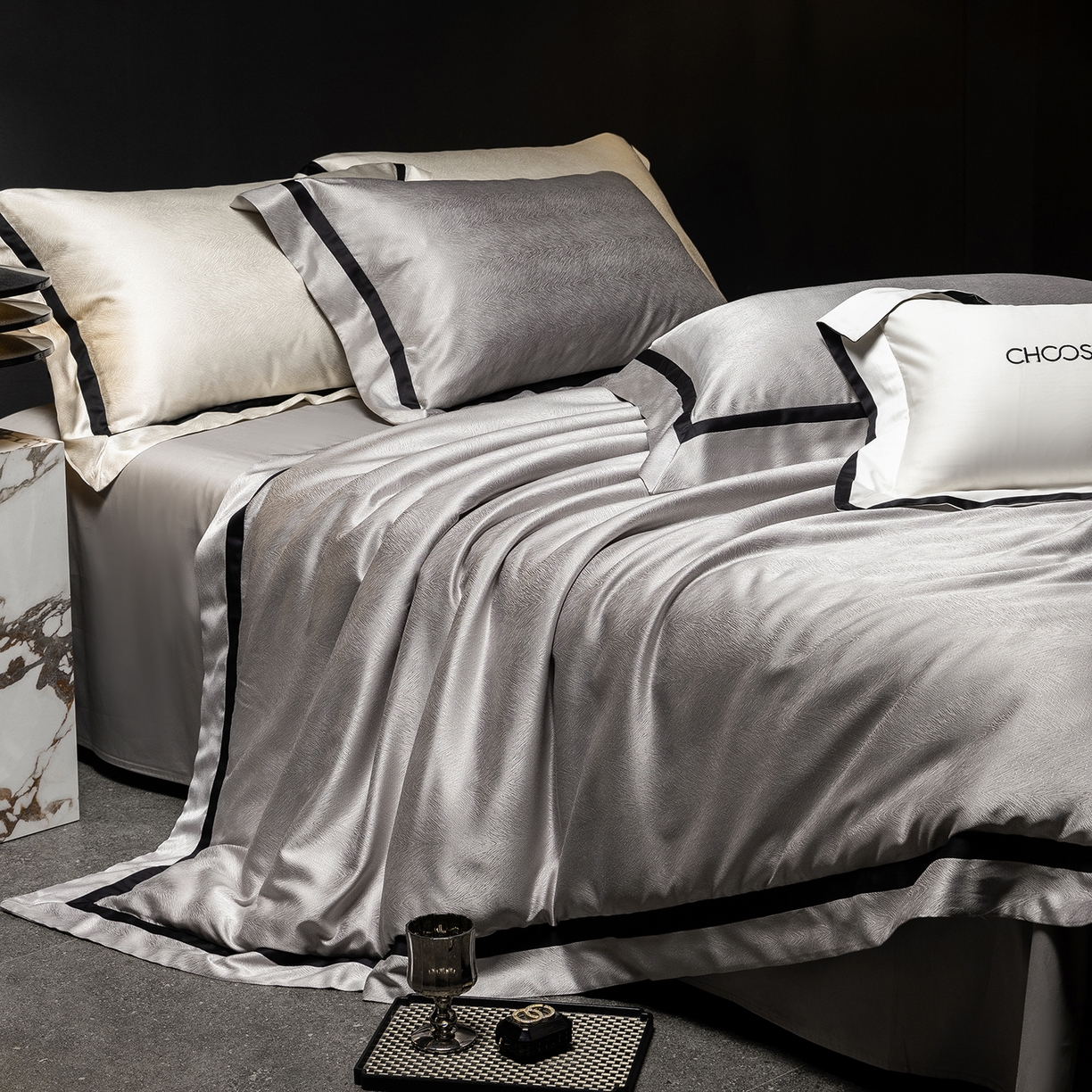 91家纺网 家纺一手货源 找家纺 初拾 2026新款“老钱风”高精密金银丝轻奢极简四件套-玛丽亚 玛丽亚-星河灰