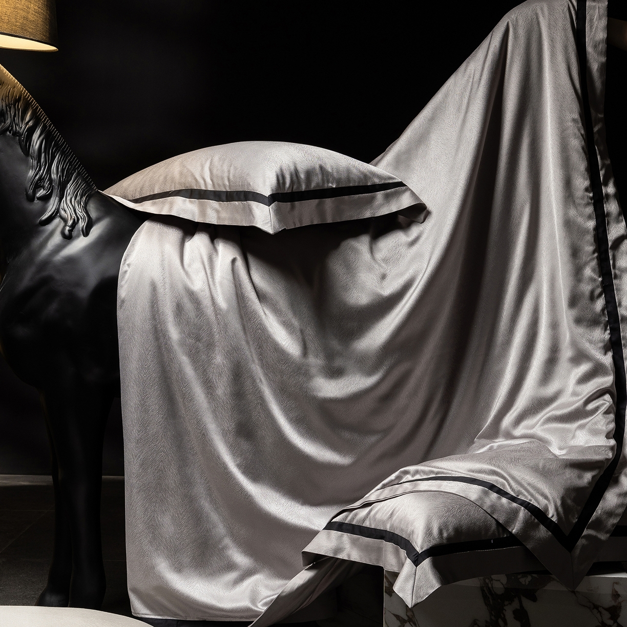 91家纺网 家纺一手货源 找家纺 初拾 2026新款“老钱风”高精密金银丝轻奢极简四件套-玛丽亚 玛丽亚-星河灰