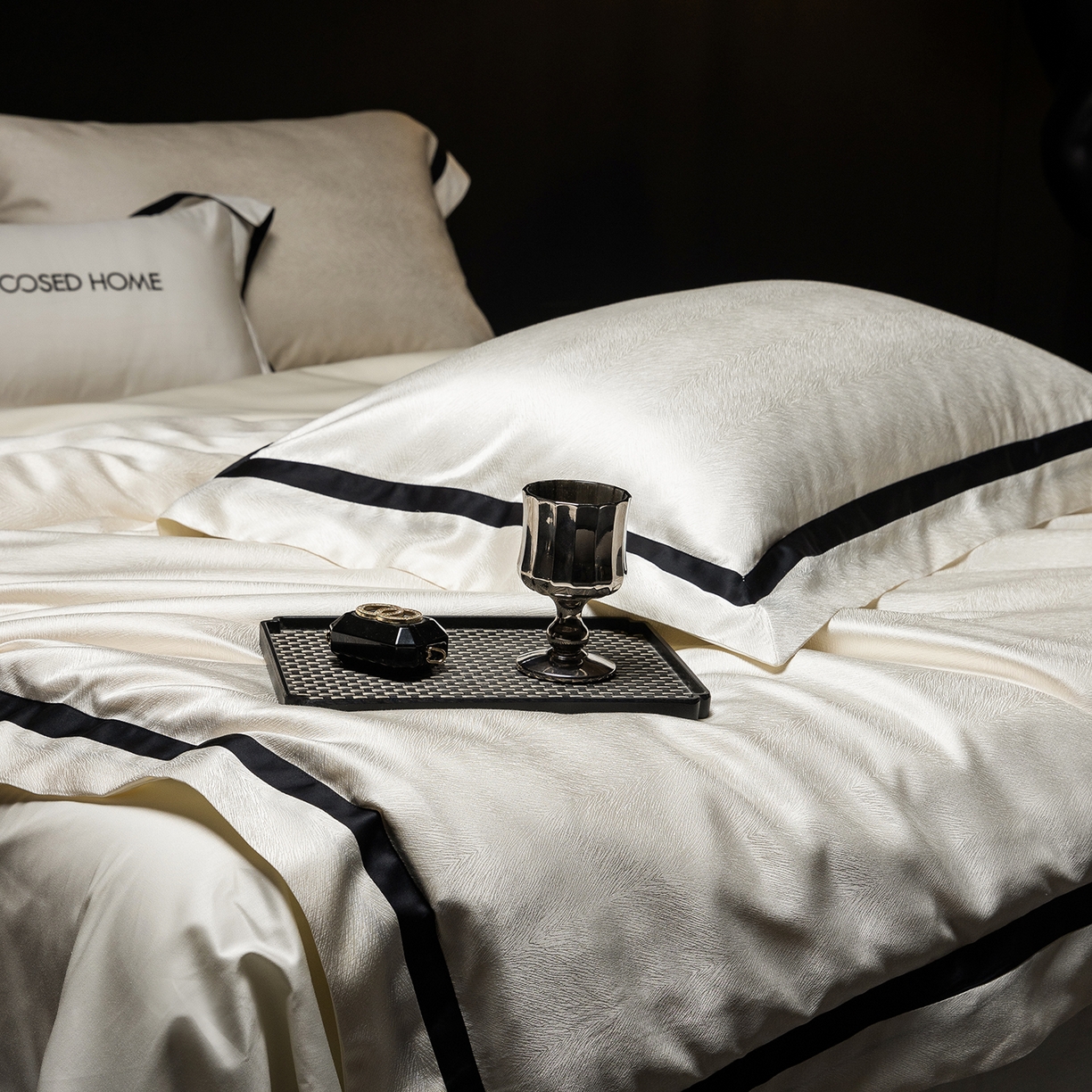 91家纺网 家纺一手货源 找家纺 初拾 2026新款“老钱风”高精密金银丝轻奢极简四件套-玛丽亚 玛丽亚-玉脂白