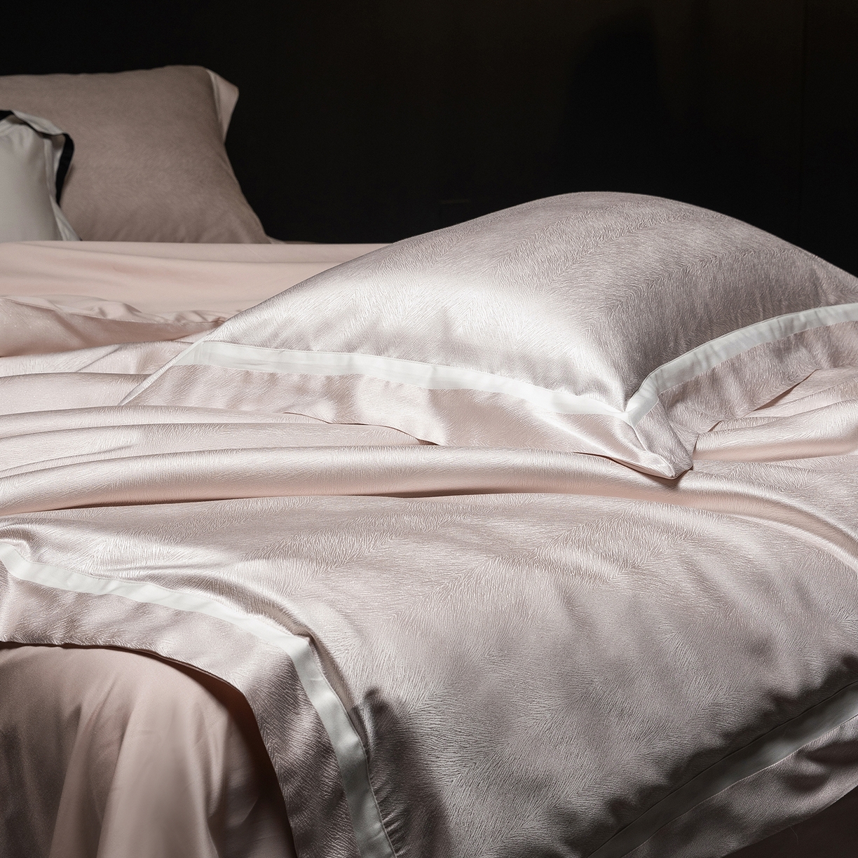 91家纺网 家纺一手货源 找家纺 初拾 2026新款“老钱风”高精密金银丝轻奢极简四件套-玛丽亚 玛丽亚-樱花粉