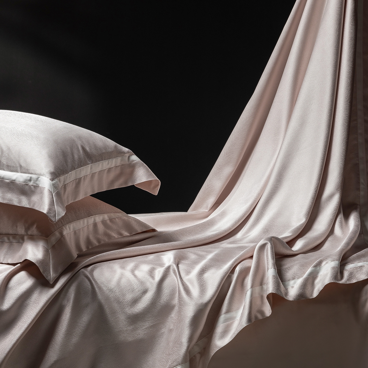 91家纺网 家纺一手货源 找家纺 初拾 2026新款“老钱风”高精密金银丝轻奢极简四件套-玛丽亚 玛丽亚-樱花粉