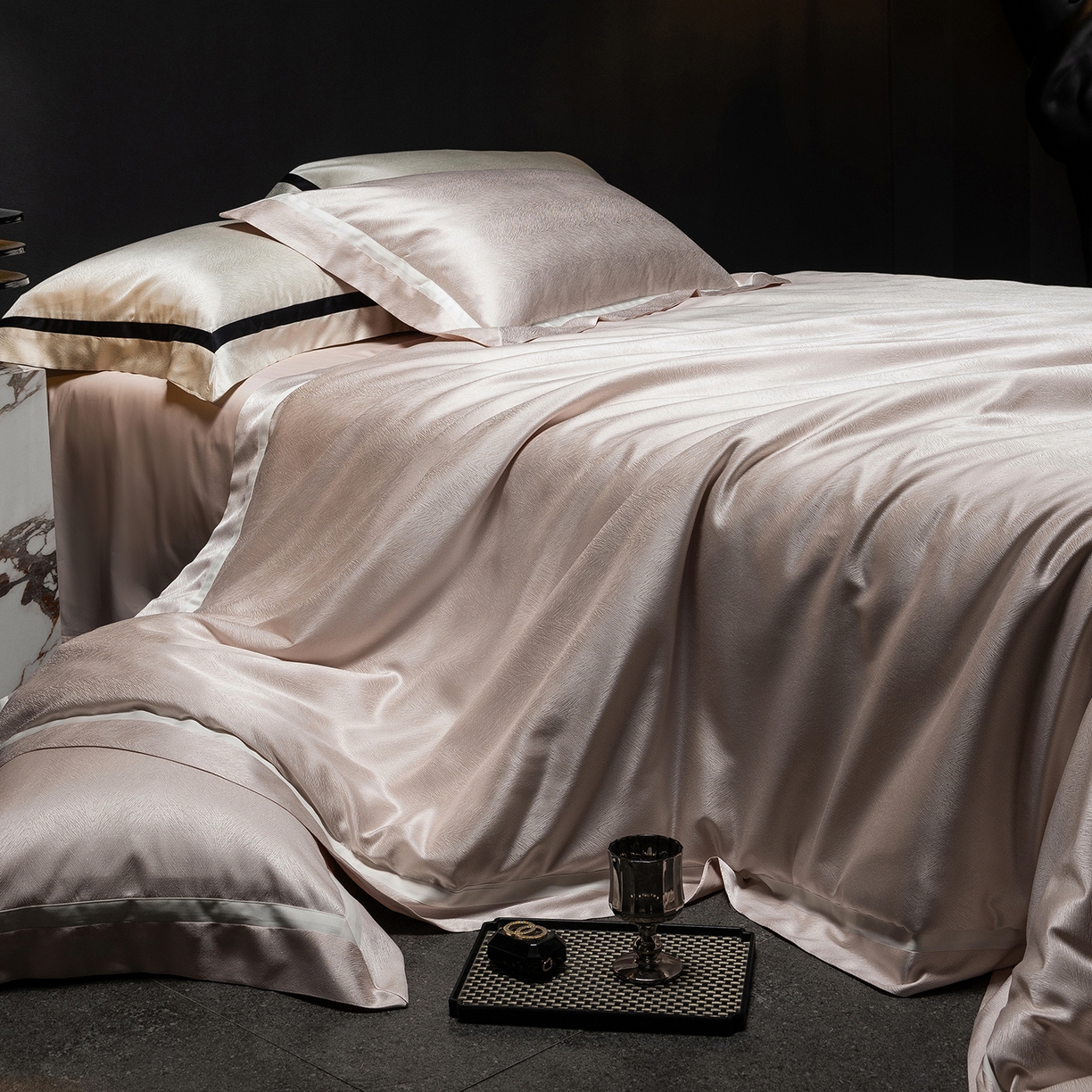 91家纺网 家纺一手货源 找家纺 初拾 2026新款“老钱风”高精密金银丝轻奢极简四件套-玛丽亚 玛丽亚-樱花粉