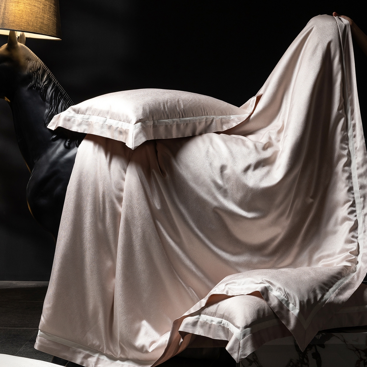 91家纺网 家纺一手货源 找家纺 初拾 2026新款“老钱风”高精密金银丝轻奢极简四件套-玛丽亚 玛丽亚-樱花粉