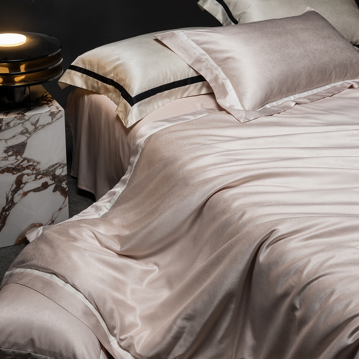 91家纺网 家纺一手货源 找家纺 初拾 2026新款“老钱风”高精密金银丝轻奢极简四件套-玛丽亚 玛丽亚-樱花粉