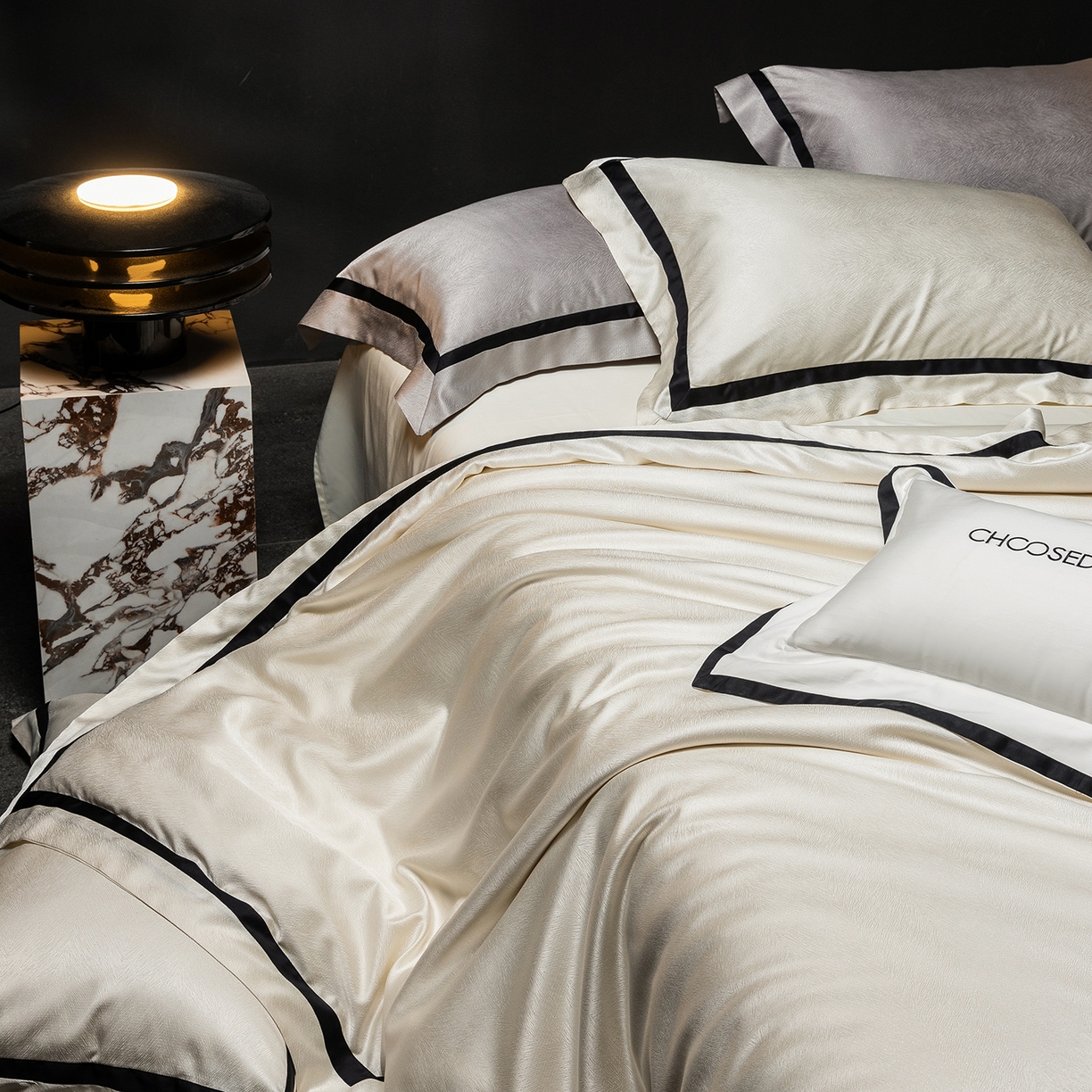 91家纺网 家纺一手货源 找家纺 初拾 2026新款“老钱风”高精密金银丝轻奢极简四件套-玛丽亚 玛丽亚-玉脂白