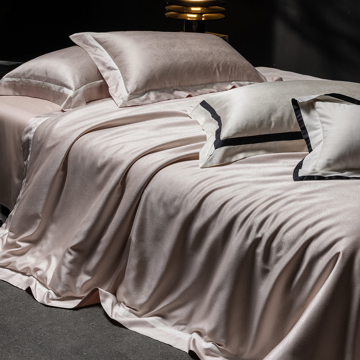 91家纺网 家纺一手货源 找家纺 初拾 2026新款“老钱风”高精密金银丝轻奢极简四件套-玛丽亚 玛丽亚-樱花粉