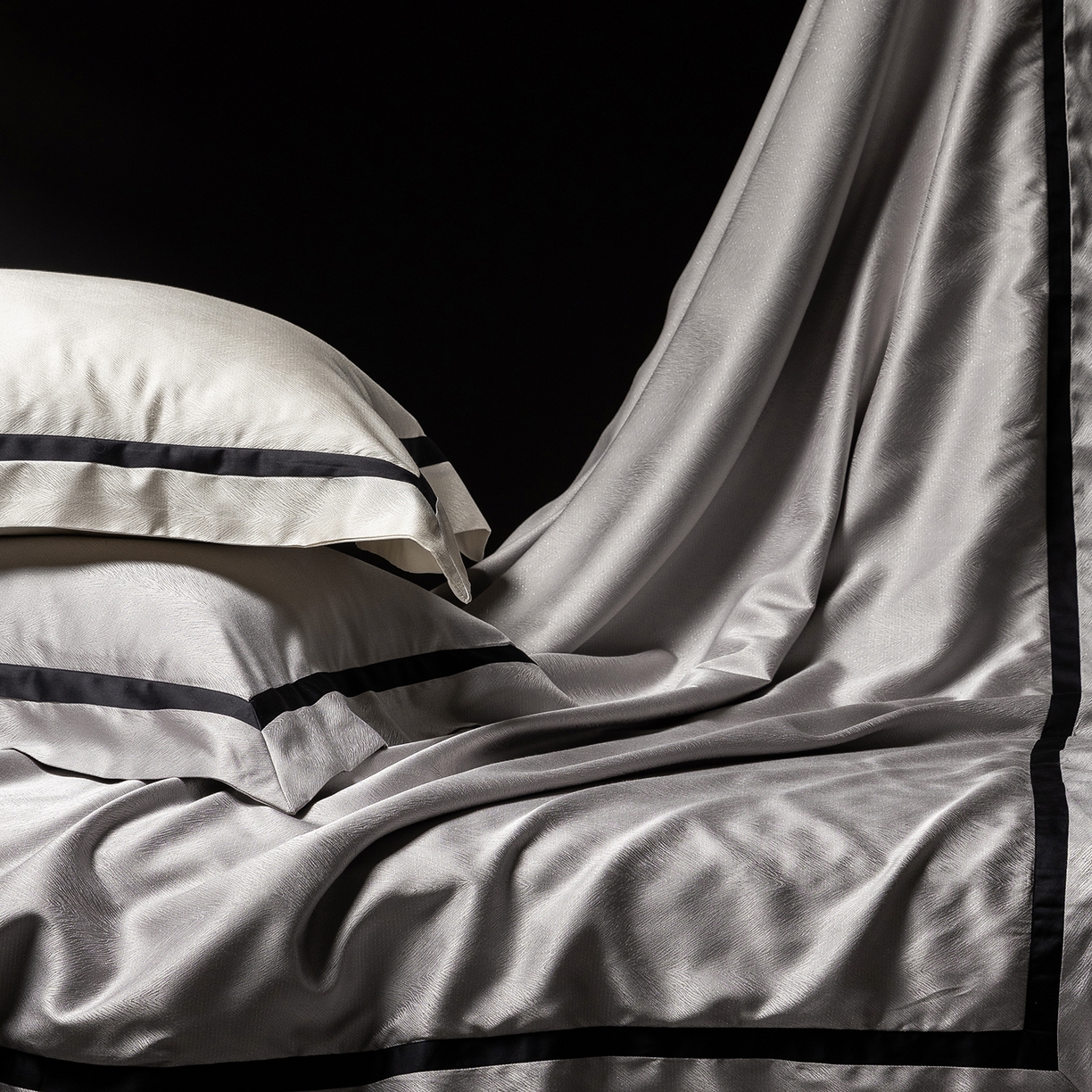 91家纺网 家纺一手货源 找家纺 初拾 2026新款“老钱风”高精密金银丝轻奢极简四件套-玛丽亚 玛丽亚-星河灰