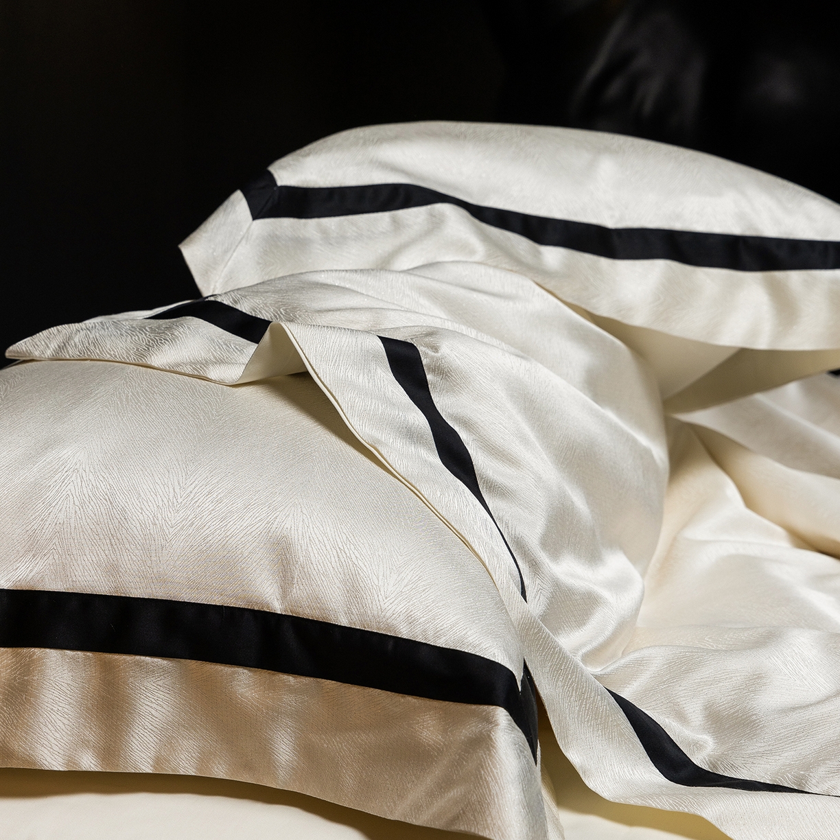 91家纺网 家纺一手货源 找家纺 初拾 2026新款“老钱风”高精密金银丝轻奢极简四件套-玛丽亚 玛丽亚-玉脂白