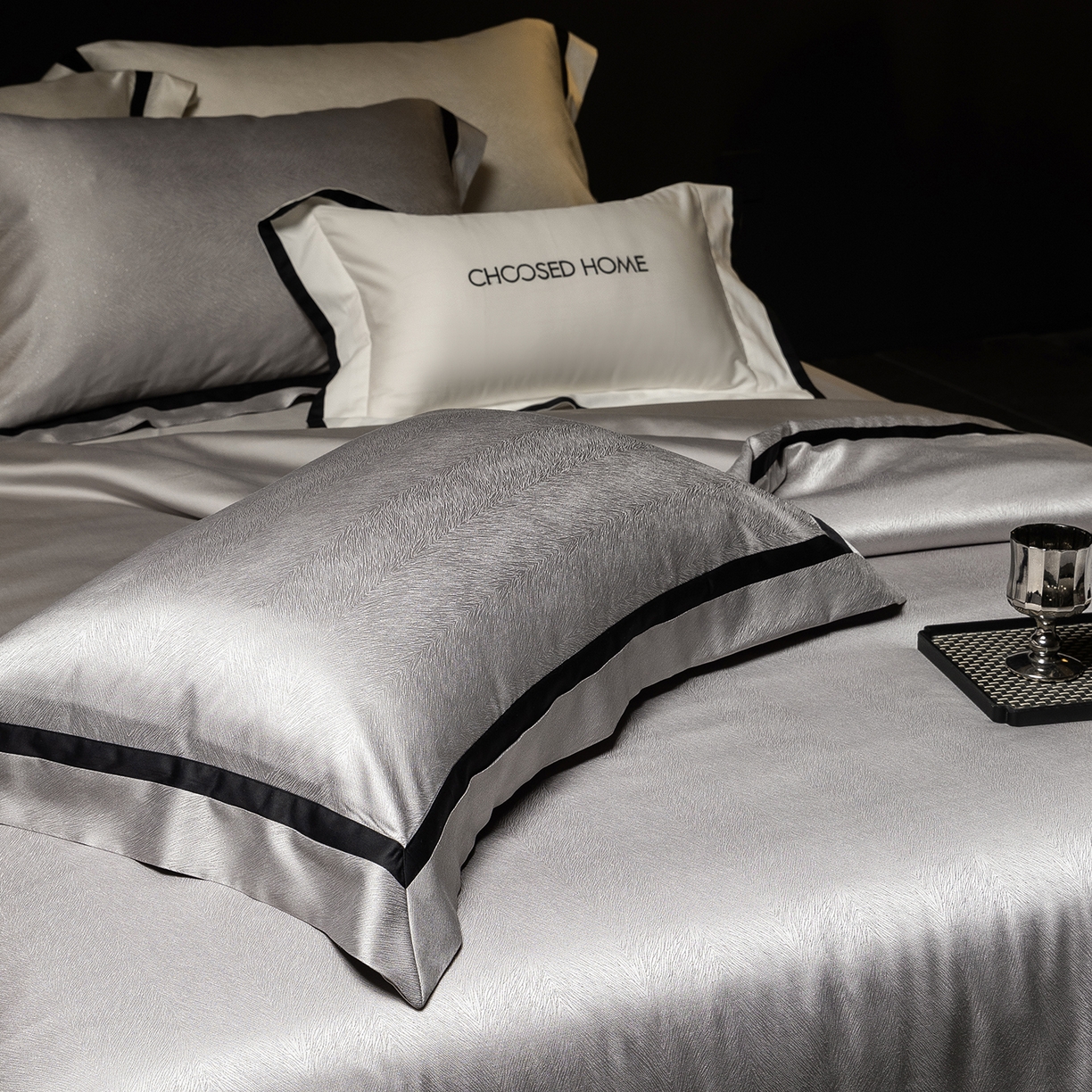 91家纺网 家纺一手货源 找家纺 初拾 2026新款“老钱风”高精密金银丝轻奢极简四件套-玛丽亚 玛丽亚-星河灰