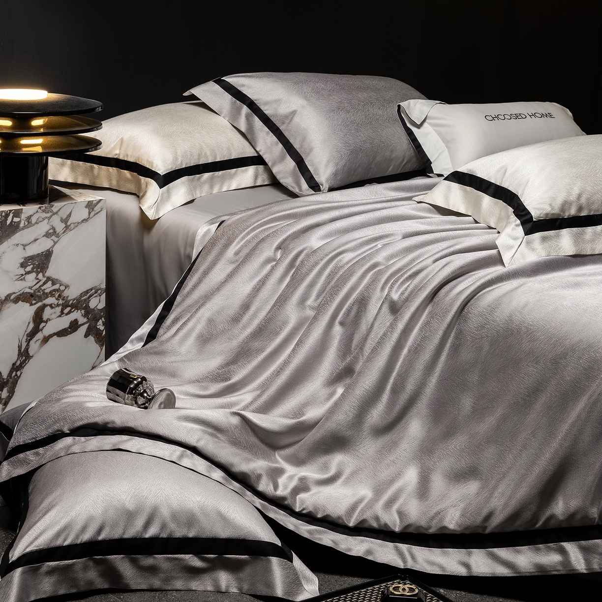 91家纺网 家纺一手货源 找家纺 初拾 2026新款“老钱风”高精密金银丝轻奢极简四件套-玛丽亚 玛丽亚-星河灰