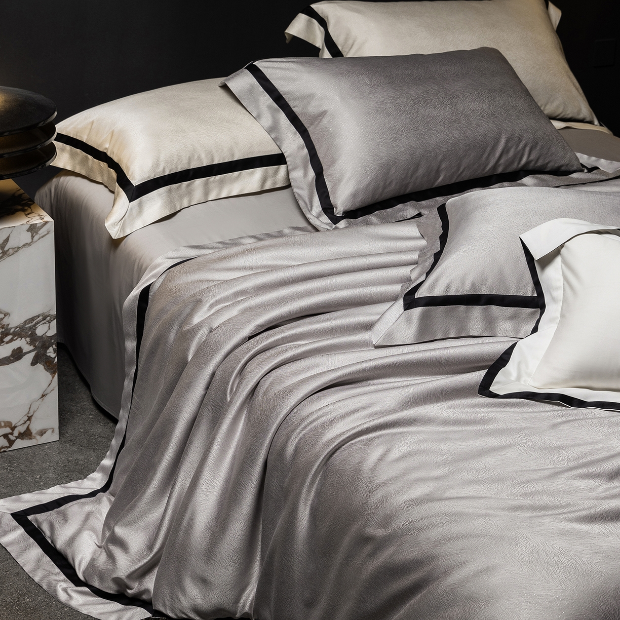 91家纺网 家纺一手货源 找家纺 初拾 2026新款“老钱风”高精密金银丝轻奢极简四件套-玛丽亚 玛丽亚-星河灰