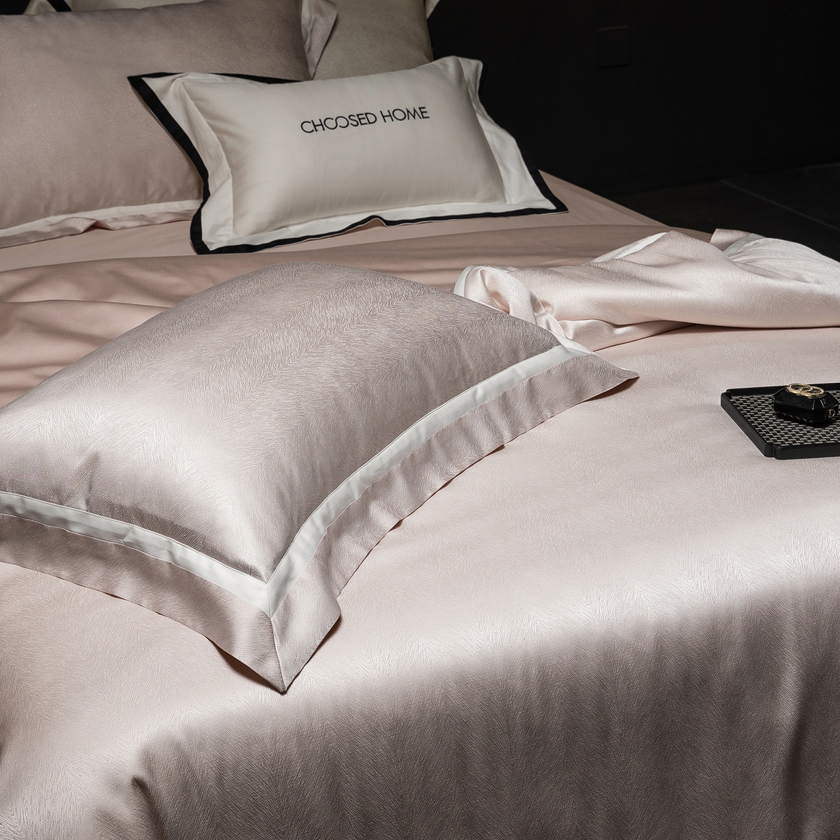 91家纺网 家纺一手货源 找家纺 初拾 2026新款“老钱风”高精密金银丝轻奢极简四件套-玛丽亚 玛丽亚-樱花粉