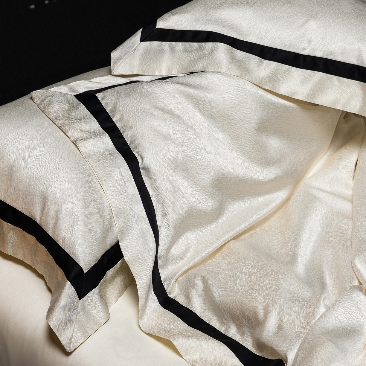 91家纺网 家纺一手货源 找家纺 初拾 2026新款“老钱风”高精密金银丝轻奢极简四件套-玛丽亚 玛丽亚-玉脂白