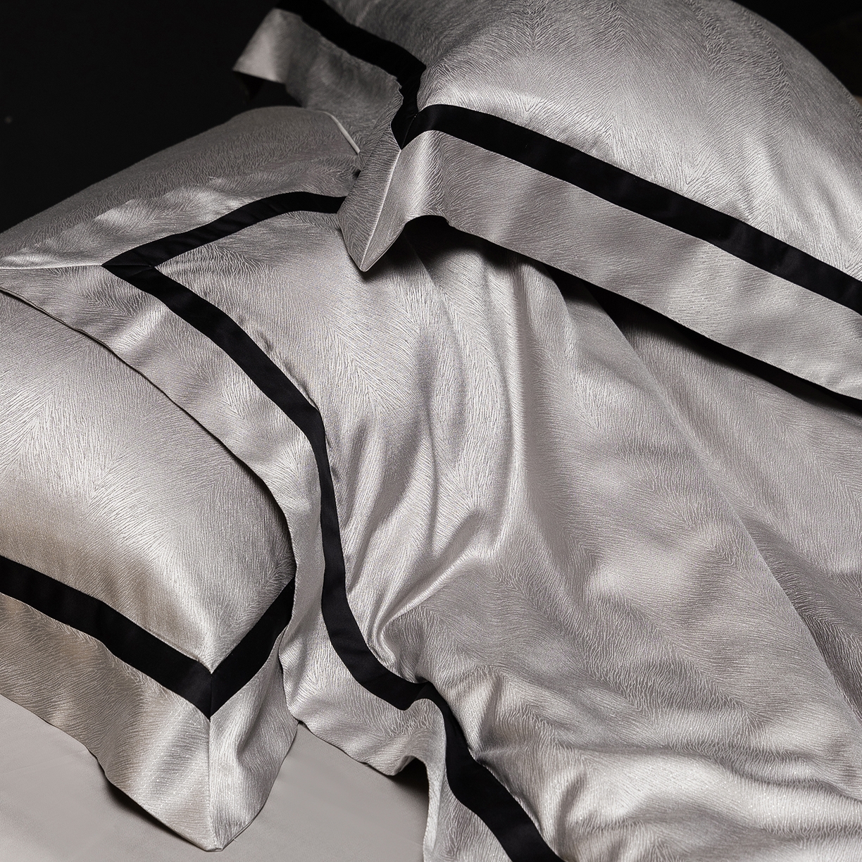 91家纺网 家纺一手货源 找家纺 初拾 2026新款“老钱风”高精密金银丝轻奢极简四件套-玛丽亚 玛丽亚-星河灰