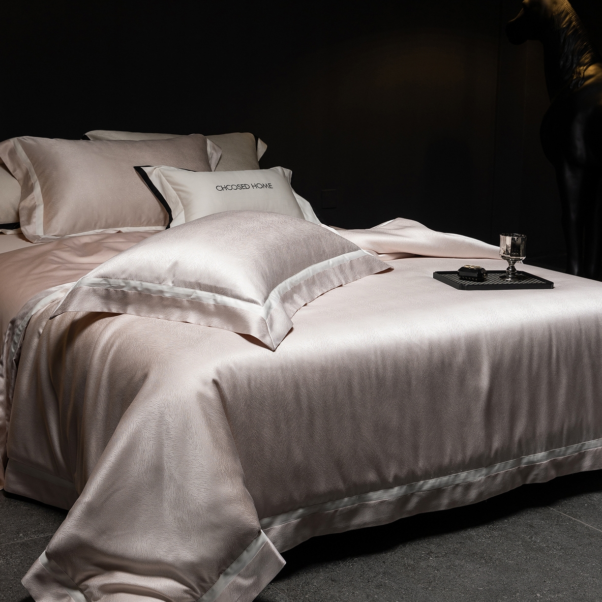 91家纺网 家纺一手货源 找家纺 初拾 2026新款“老钱风”高精密金银丝轻奢极简四件套-玛丽亚 玛丽亚-樱花粉