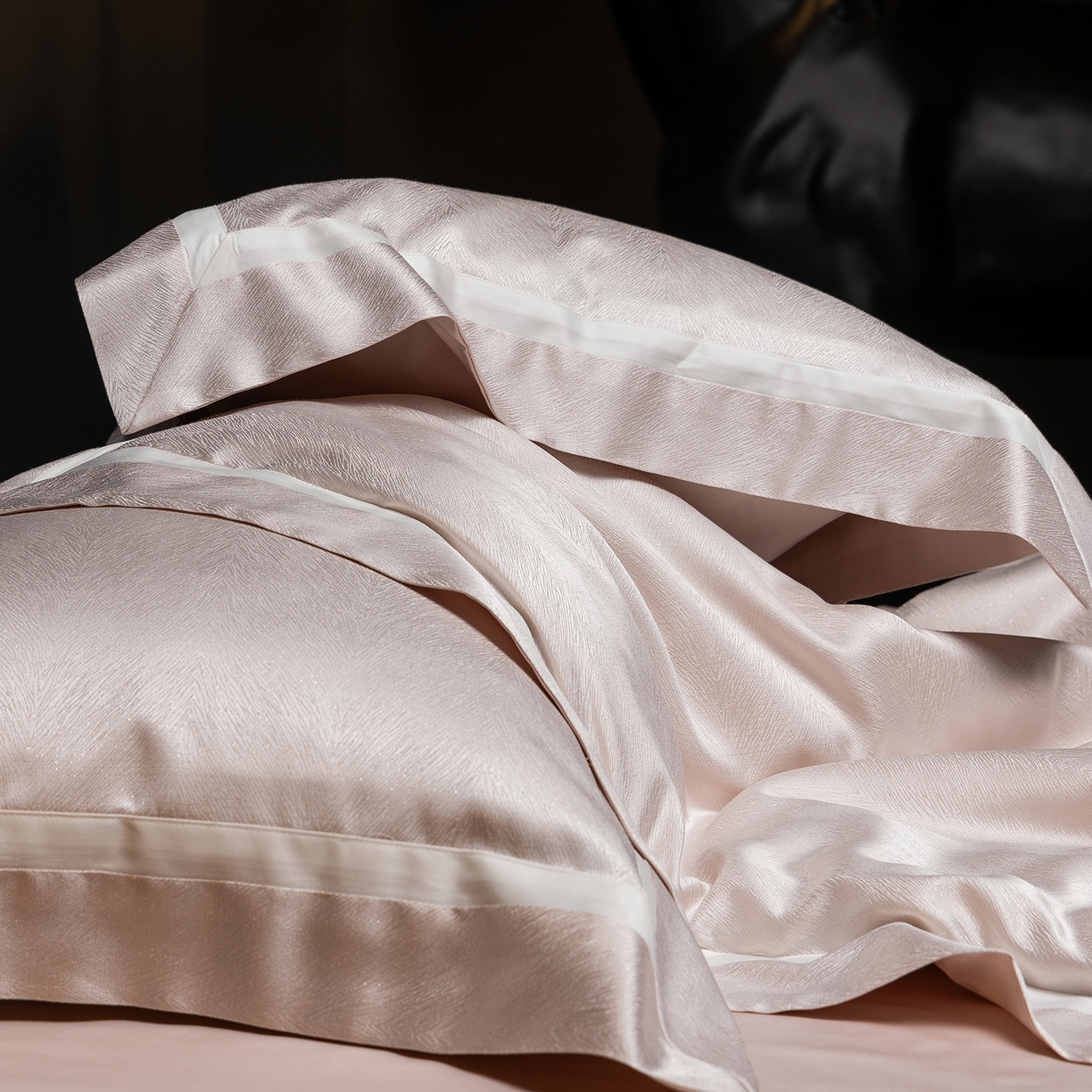 91家纺网 家纺一手货源 找家纺 初拾 2026新款“老钱风”高精密金银丝轻奢极简四件套-玛丽亚 玛丽亚-樱花粉