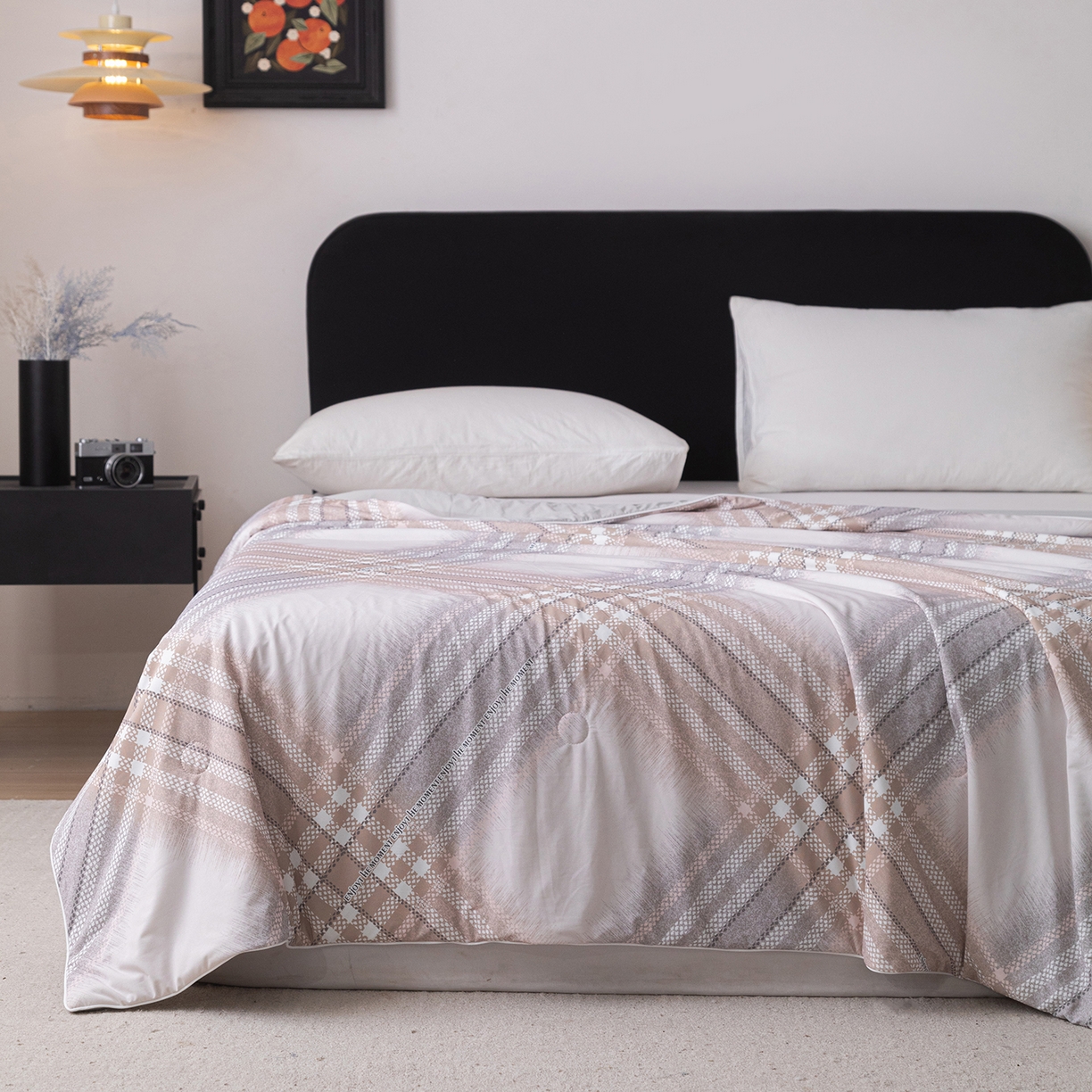 91家纺网 家纺一手货源 找家纺 亿莱鑫 2026新款数码印花凉感丝夏被 时尚格纹-灰