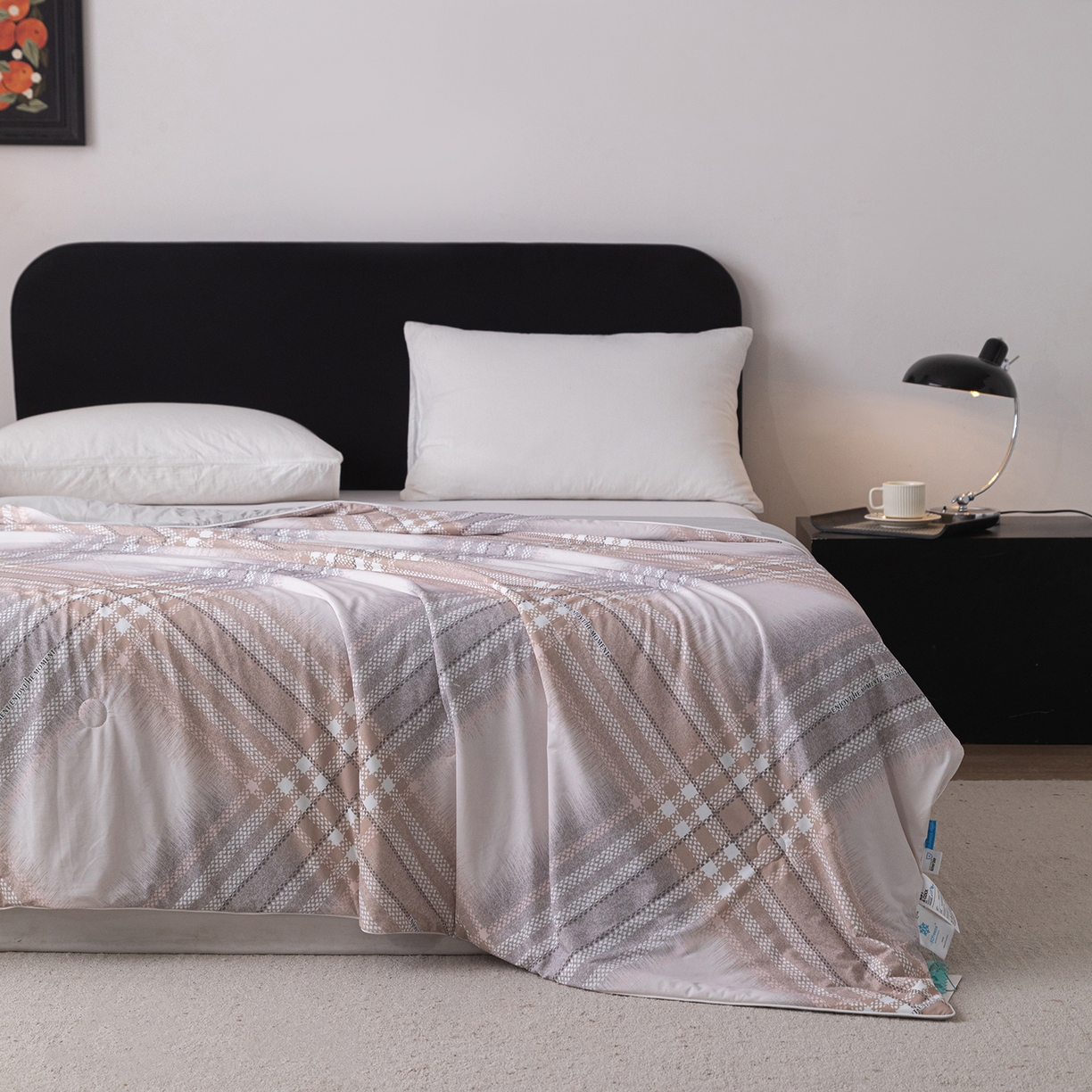 91家纺网 家纺一手货源 找家纺 亿莱鑫 2026新款数码印花凉感丝夏被 时尚格纹-灰