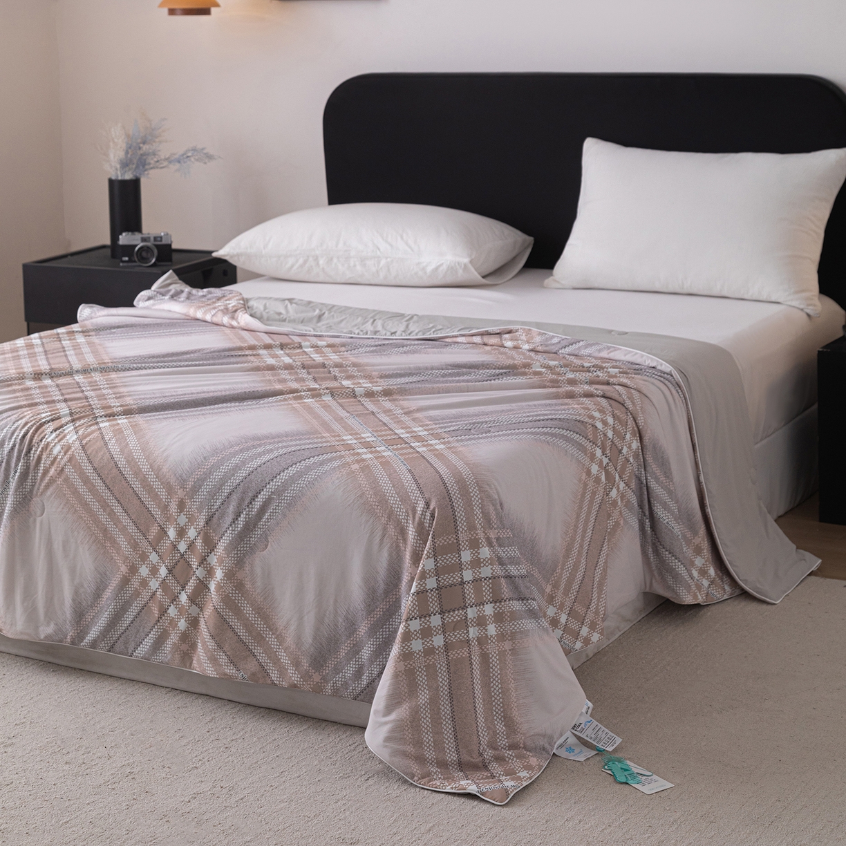 91家纺网 家纺一手货源 找家纺 亿莱鑫 2026新款数码印花凉感丝夏被 时尚格纹-灰