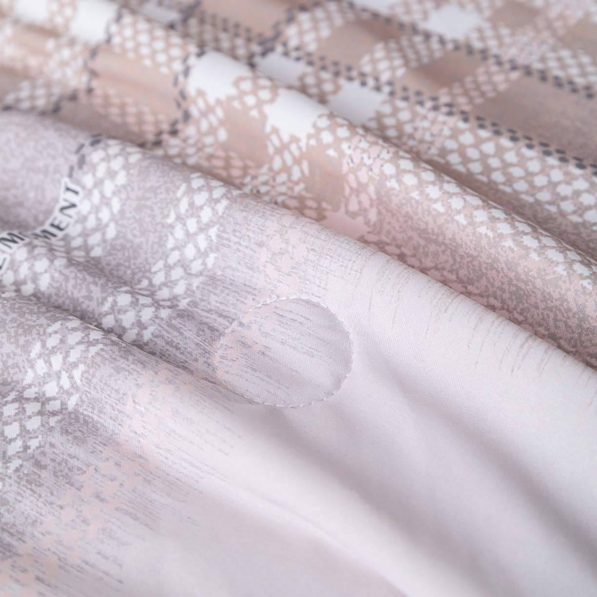 91家纺网 家纺一手货源 找家纺 亿莱鑫 2026新款数码印花凉感丝夏被 时尚格纹-灰