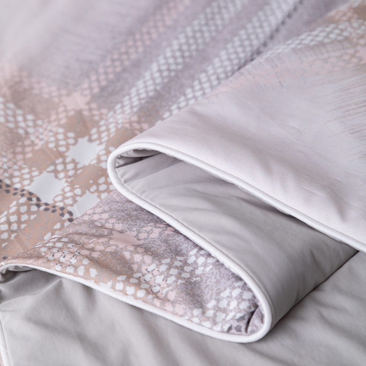 91家纺网 家纺一手货源 找家纺 亿莱鑫 2026新款数码印花凉感丝夏被 时尚格纹-灰