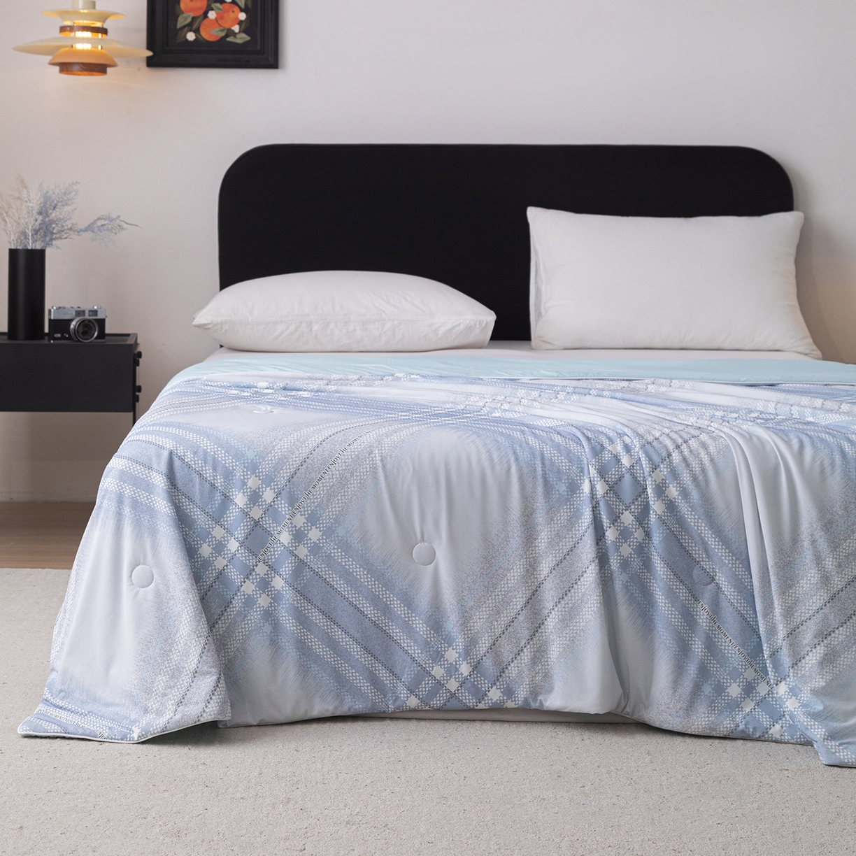 91家纺网 家纺一手货源 找家纺 亿莱鑫 2026新款数码印花凉感丝夏被 时尚格纹-蓝