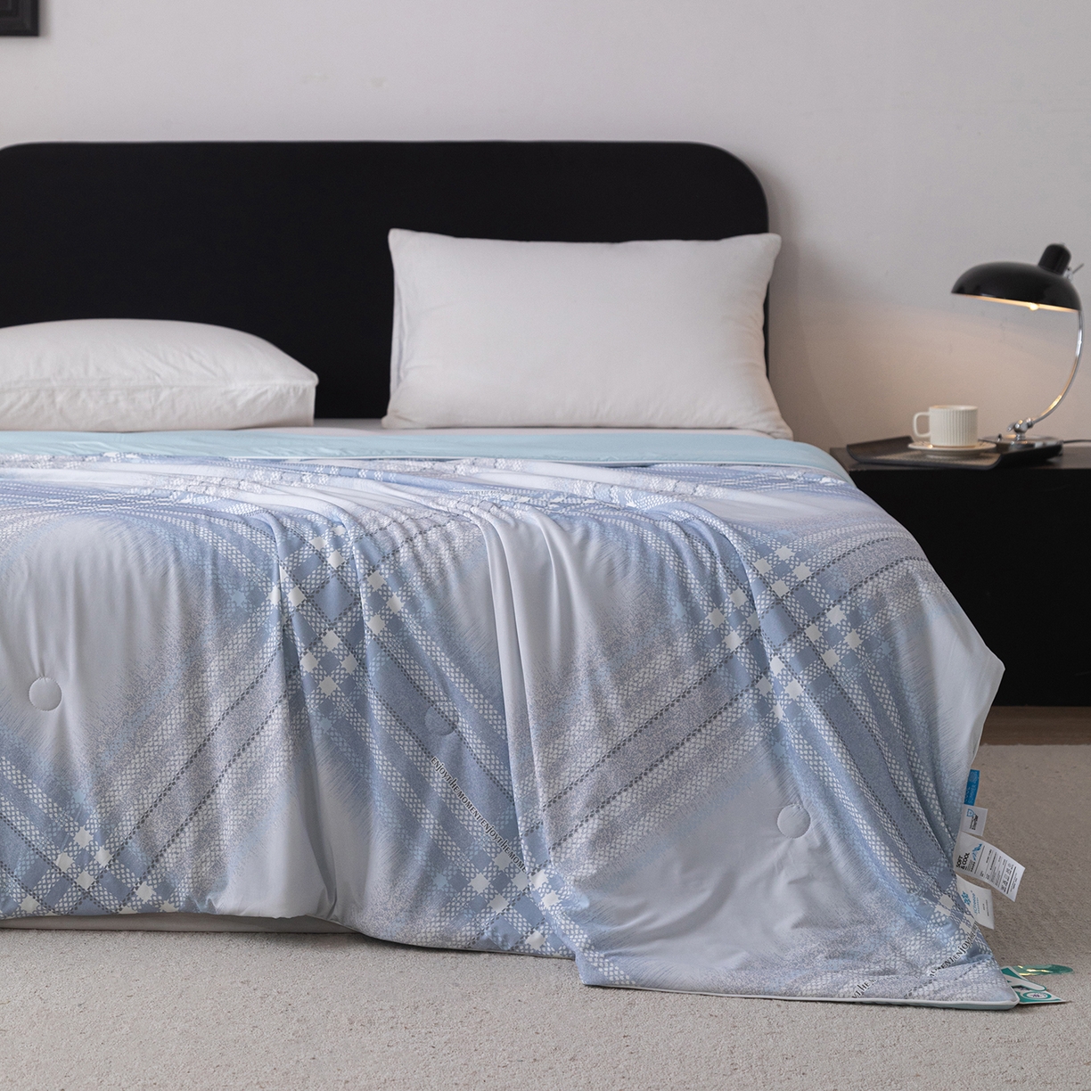 91家纺网 家纺一手货源 找家纺 亿莱鑫 2026新款数码印花凉感丝夏被 时尚格纹-蓝