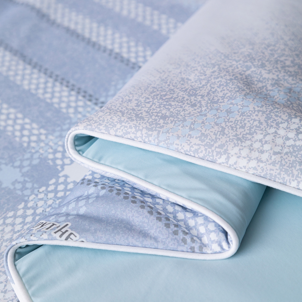 91家纺网 家纺一手货源 找家纺 亿莱鑫 2026新款数码印花凉感丝夏被 时尚格纹-蓝